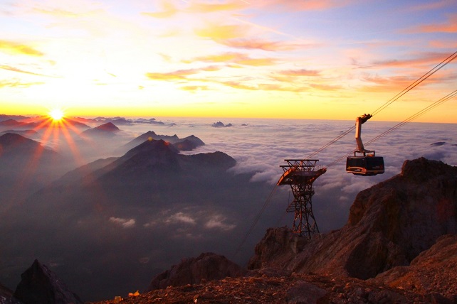 Zonsopgang vanaf de Zugspitze in de vakantieregio Tiroler Zugspitz Arena