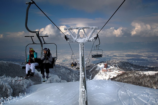 Kartepe: one of Turkey’s major ski resorts welcoming visitors any season of the year, Kartepe is famous for its scenic views. Positioned on the peak of Samanlı Mountains located in Kocaeli province in the Marmara Region, Kartepe is the closest ski resort to Istanbul.